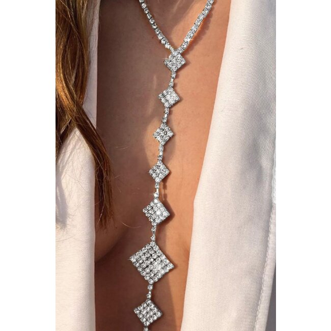 Silberne Bodychain mit quadratischem Hals und Strass
