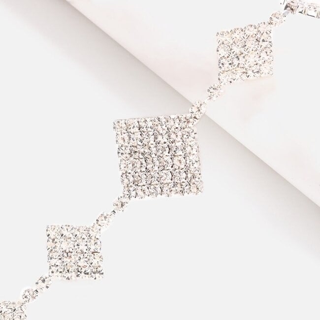Silberne Bodychain mit quadratischem Hals und Strass