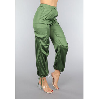 Khakifarbene Cargo-Hose im Satin-Look