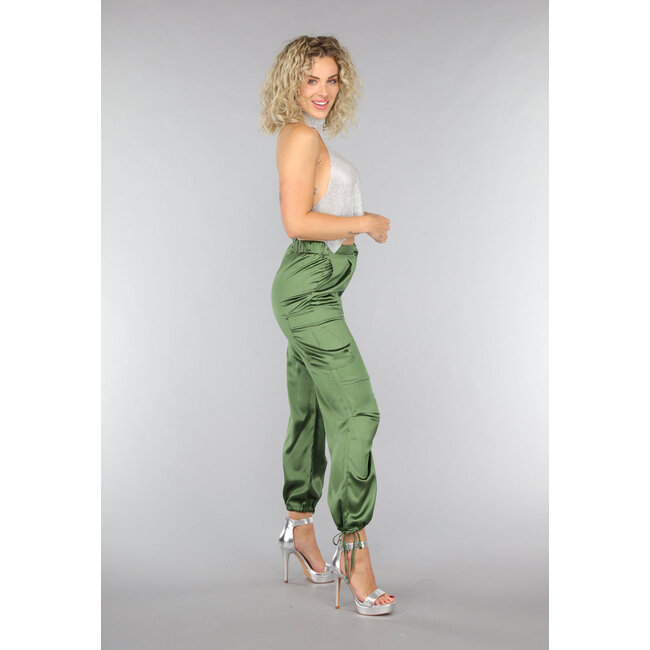 Khakifarbene Cargohose in Satinoptik mit Schleifendetail