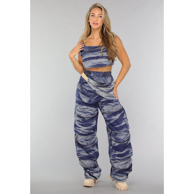 Zweiteiler aus blauem gewaschenem Denim mit Tasche