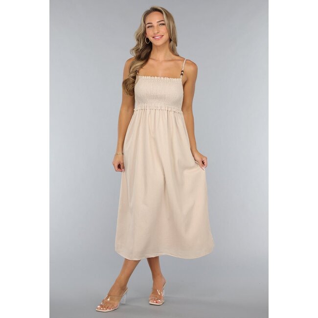 Sommerliches beigefarbenes Midikleid mit weitem Rock