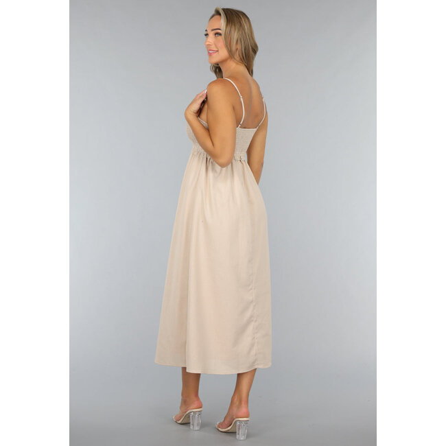 Sommerliches beigefarbenes Midikleid mit weitem Rock