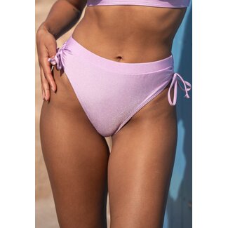 Freches fliederfarbenes Bikini-Unterteil mit Scrunch Back