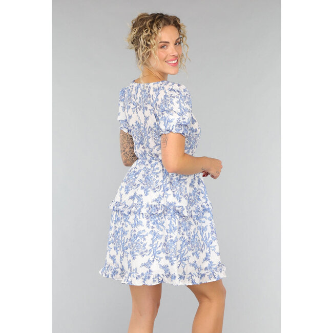 Weißes Sommerkleid mit Rüschen, blauem Blumendruck und Schleifenverzierung