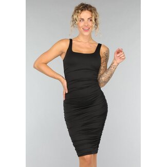 Schwarzes plissiertes Kleid mit quadratischem Ausschnitt