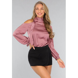 Altrosa Satinbluse mit offenen Schultern