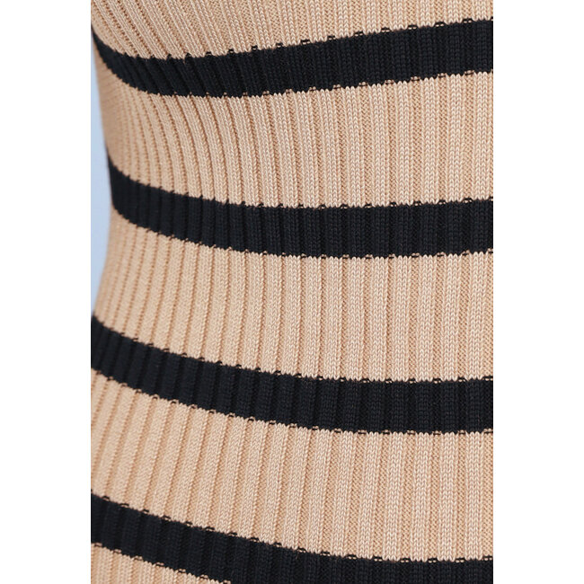 Kamelfarbenes langärmeliges Midikleid aus Rippe