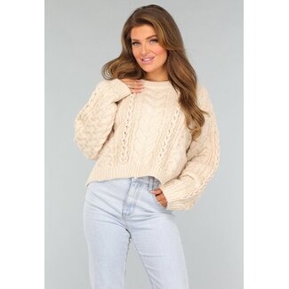 Beigefarbener Zopfpullover mit Flechtdetails