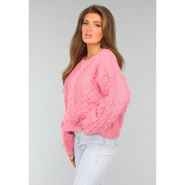 Warmer rosa Pullover mit Zopfmuster