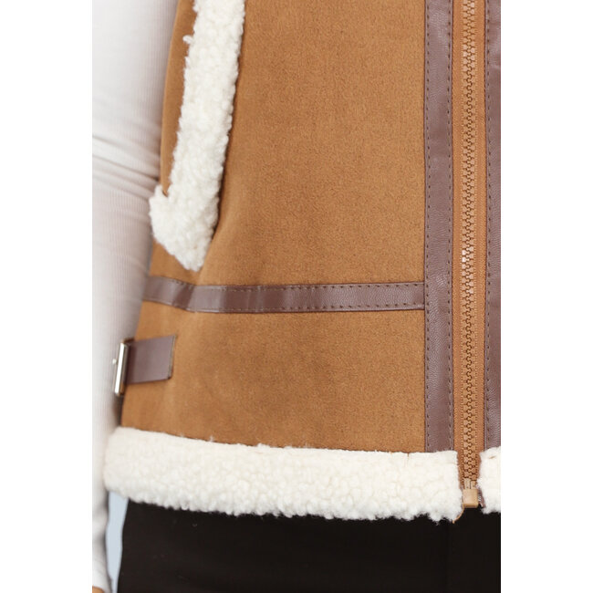 Kamelfarbenes Teddy-Gilet mit Riemen