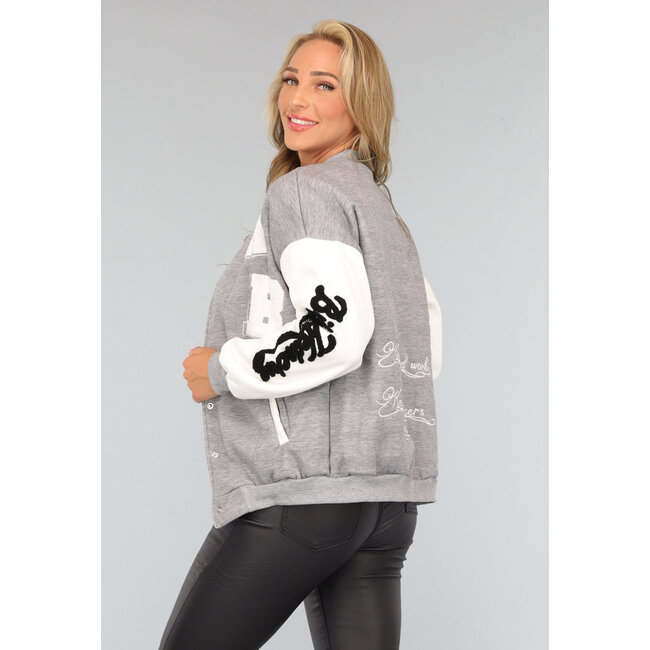 Graue Varsity-Strickjacke mit Text