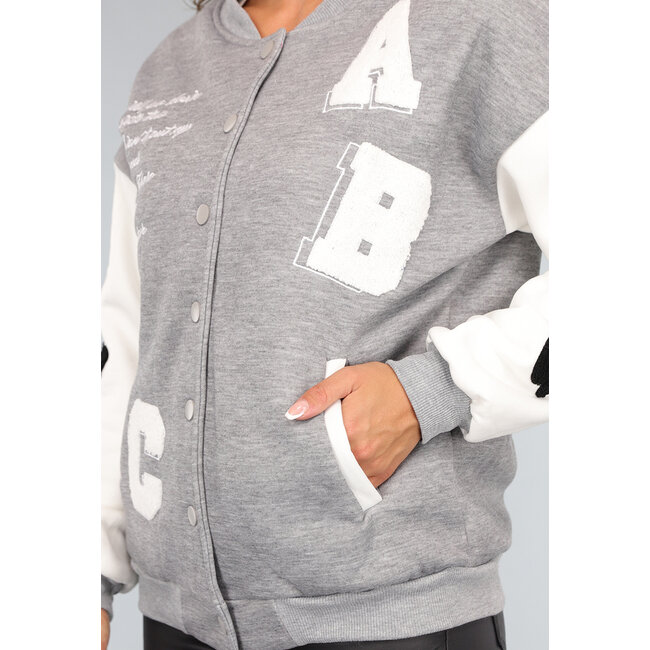 Graue Varsity-Strickjacke mit Text