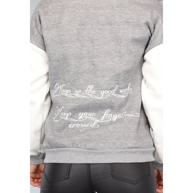 Graue Varsity-Strickjacke mit Text