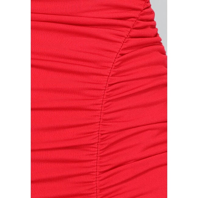 Rotes plissiertes langes Kleid mit Schlitz