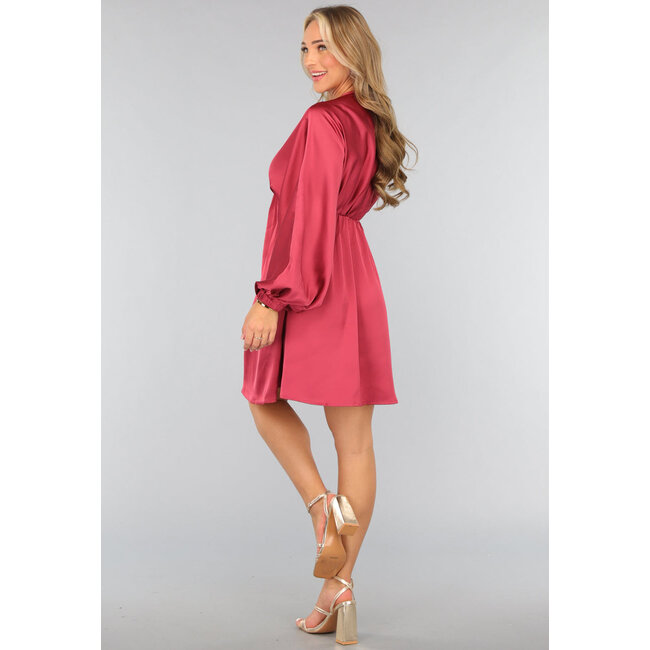 Rosa Satinkleid mit Puffärmeln