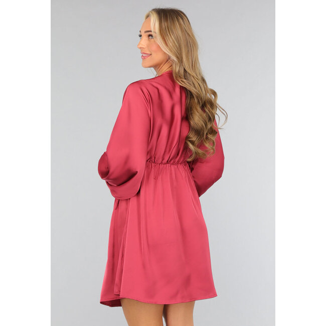 Rosa Satinkleid mit Puffärmeln