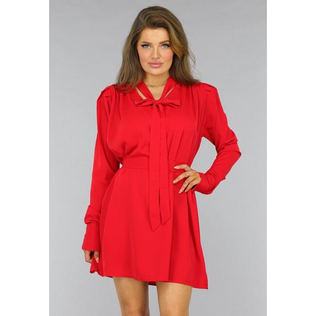 Rotes Kleid mit Puffärmeln und Taillenband