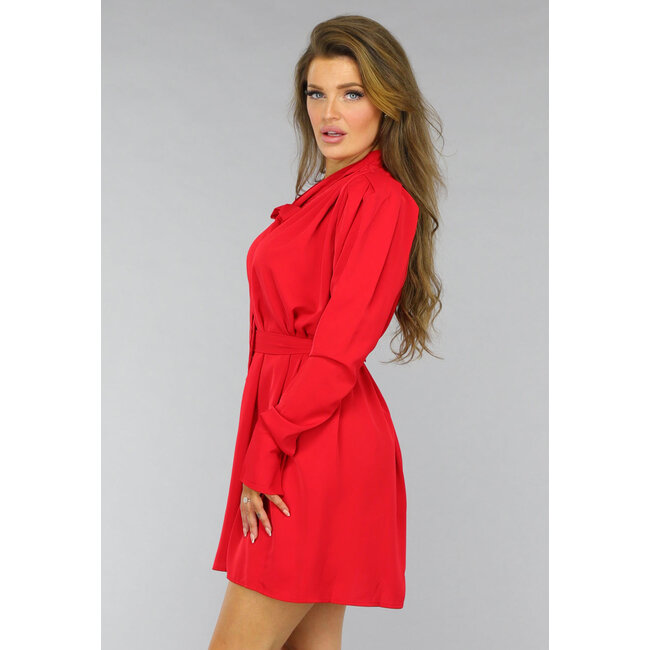 Rotes Kleid mit Puffärmeln und Taillenband