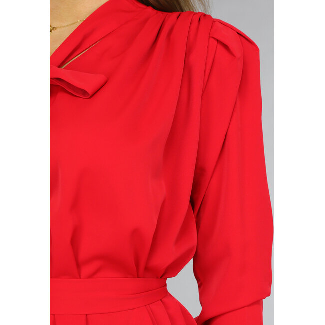 Rotes Kleid mit Puffärmeln und Taillenband