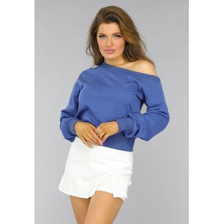 Blauer übergroßer Pullover mit einer Schulter