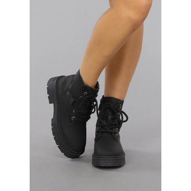 Schwarze, klobige Biker-Stiefel