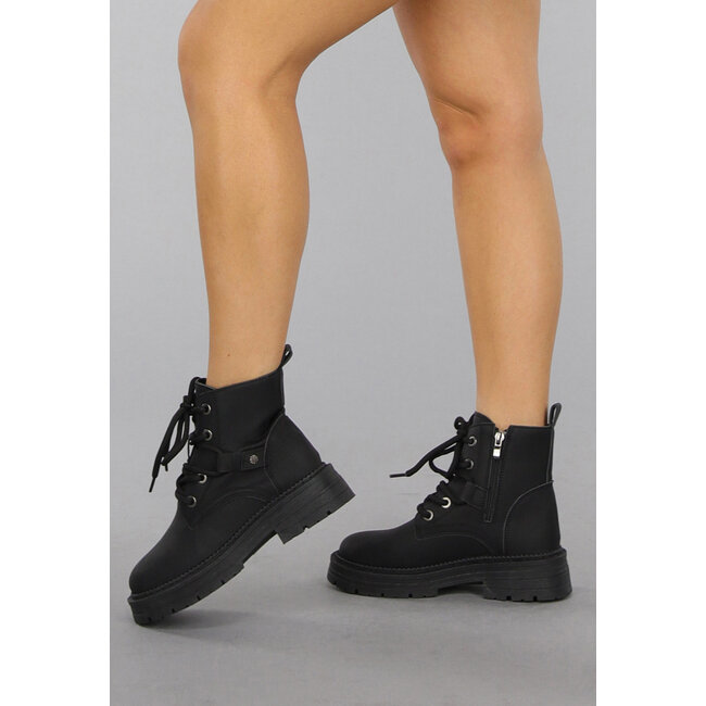 Schwarze, klobige Biker-Stiefel