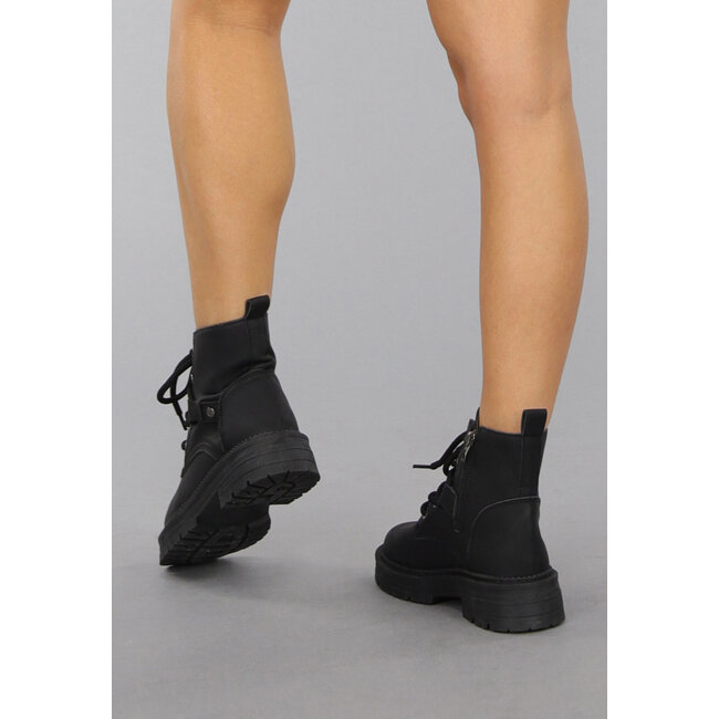 Schwarze, klobige Biker-Stiefel