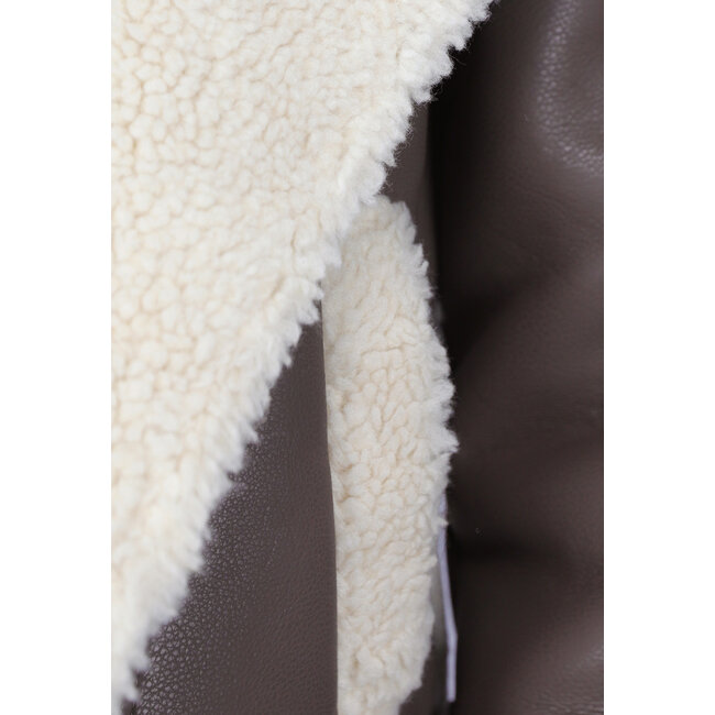 Taupefarbener Lammy Coat in Lederoptik mit Schnallendetails