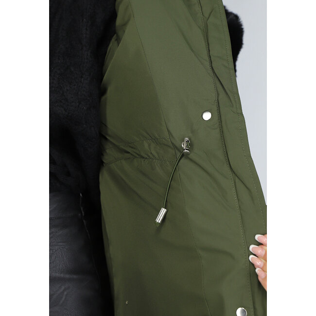 Dunkelgrüne Oversized-Pufferjacke mit Pelzkragen