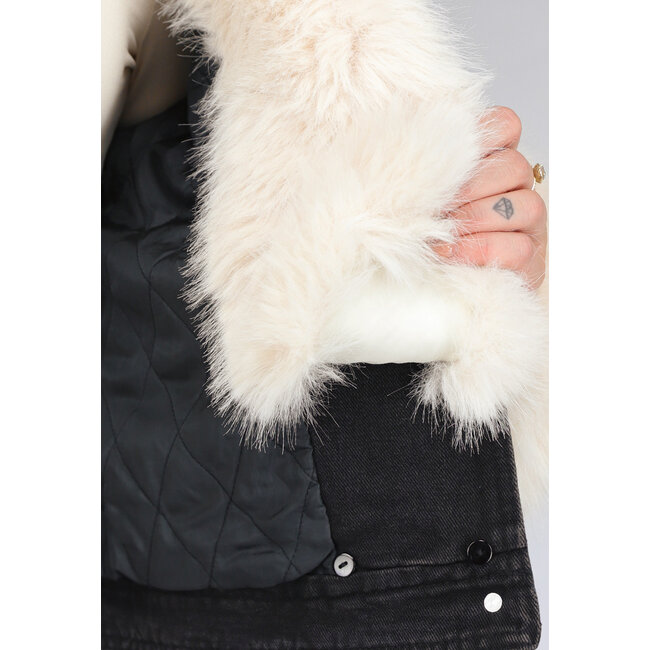 Schwarze Jeansjacke mit Pelzkragen