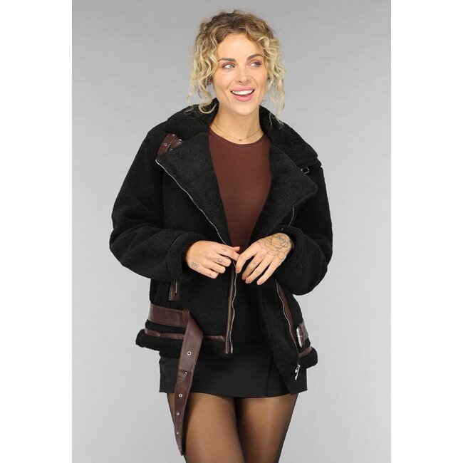 Schwarze flauschige Jacke mit braunen Schnallendetails