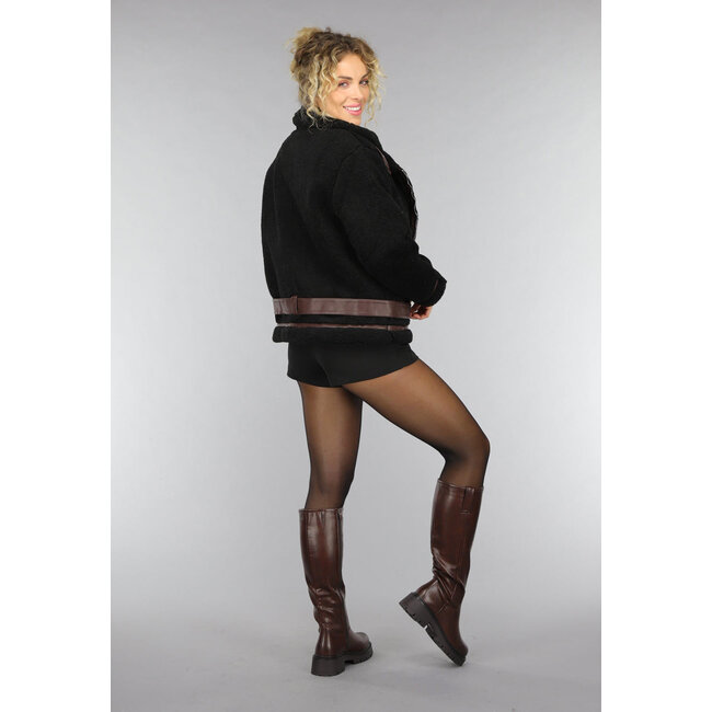 Schwarze flauschige Jacke mit braunen Schnallendetails