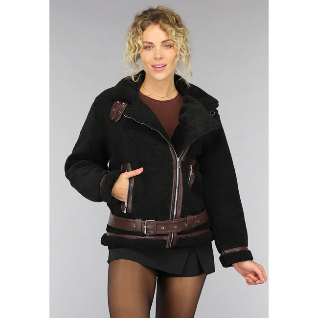 Schwarze flauschige Jacke mit braunen Schnallendetails