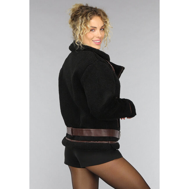 Schwarze flauschige Jacke mit braunen Schnallendetails