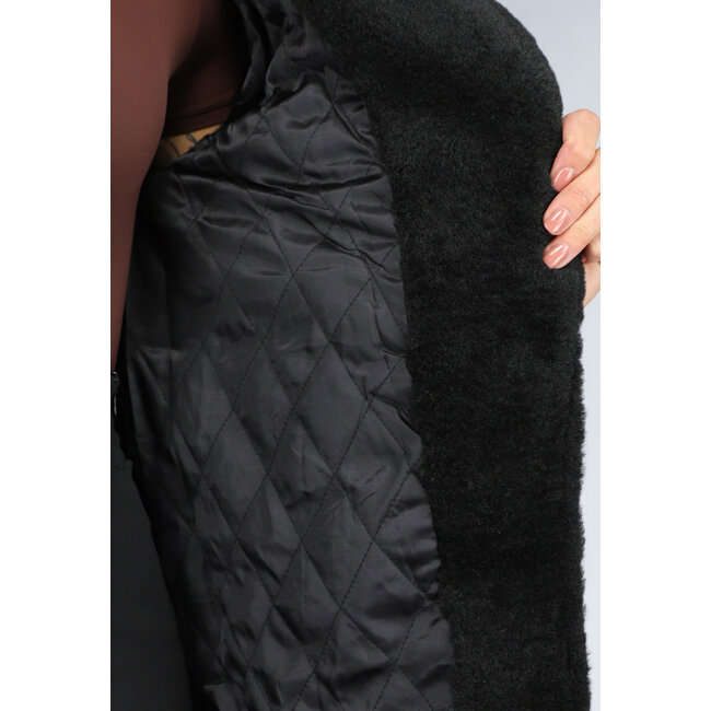 Schwarze flauschige Jacke mit braunen Schnallendetails
