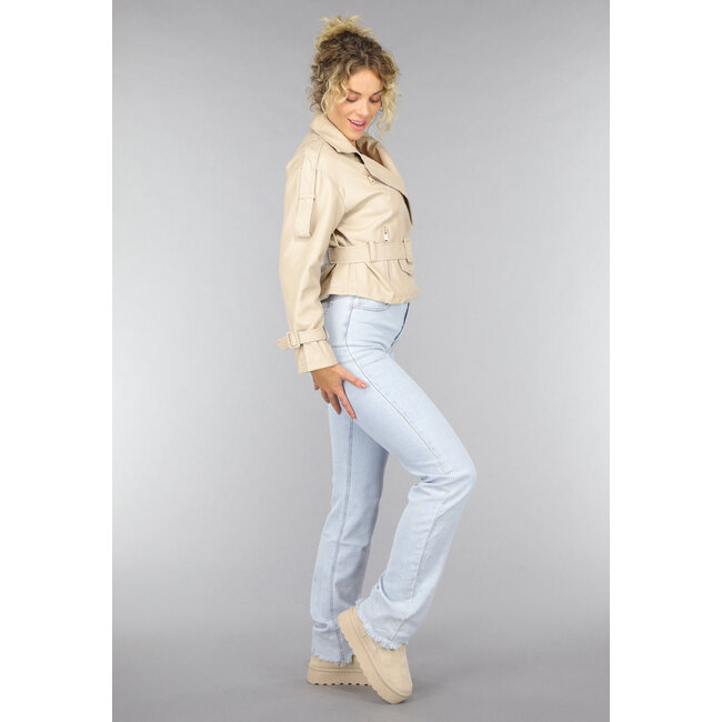 Beigefarbene Jacke in Lederoptik mit Riemen