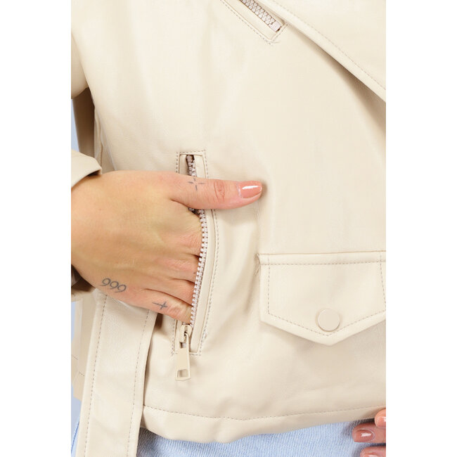 Beigefarbene Jacke in Lederoptik mit Riemen