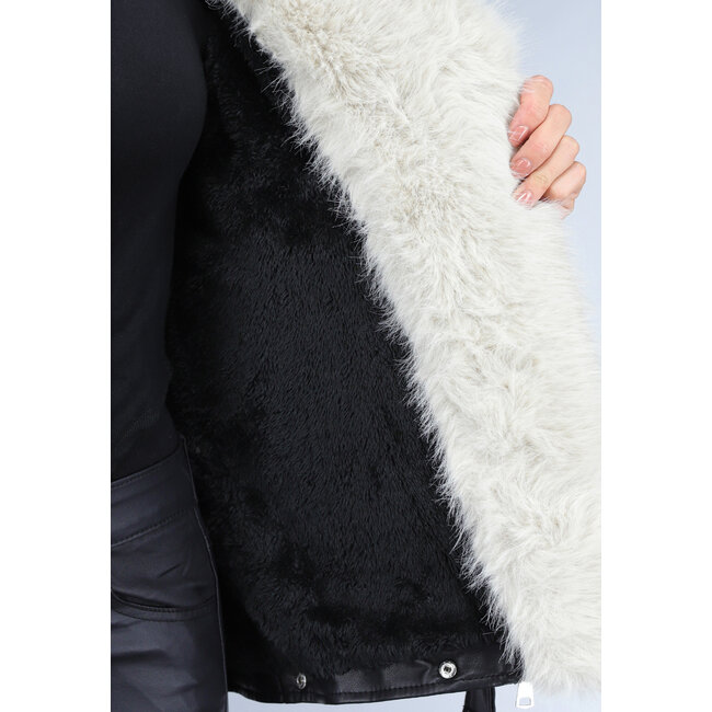 Schwarze Bikerjacke aus Kunstfell in Lederoptik