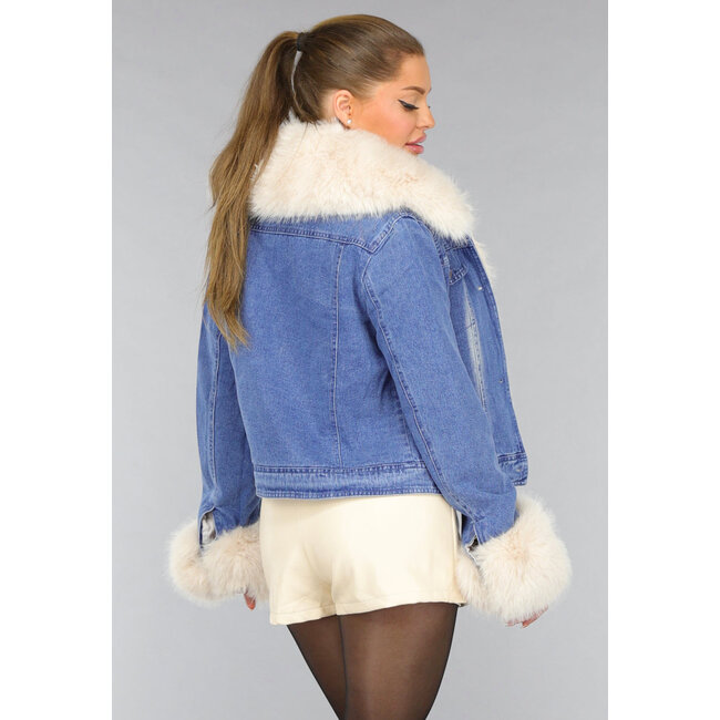 Blaue Jeansjacke mit Pelzkragen