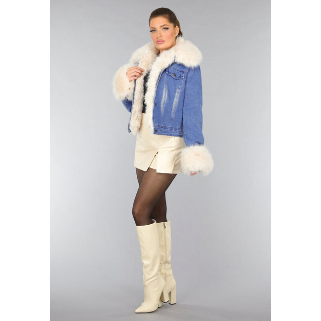 Blaue Jeansjacke mit Pelzkragen