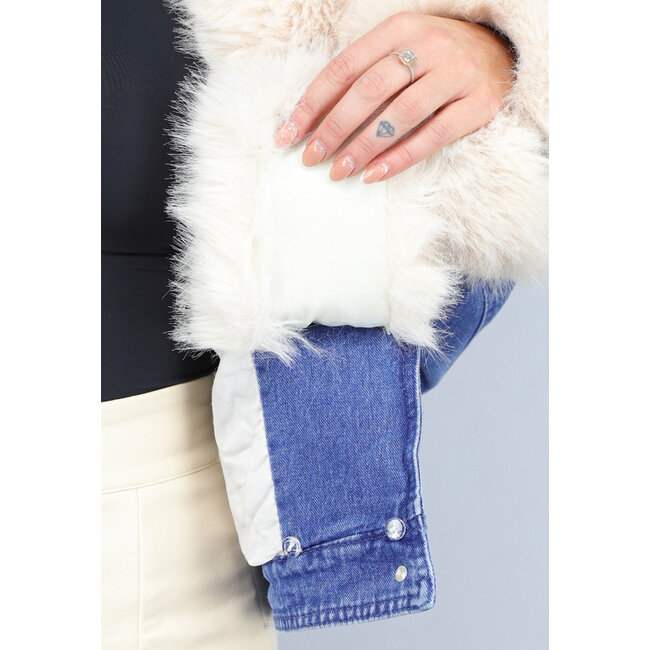 Blaue Jeansjacke mit Pelzkragen