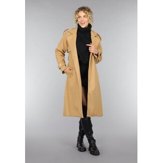 Kamelfarbener Trenchcoat mit Gürtel