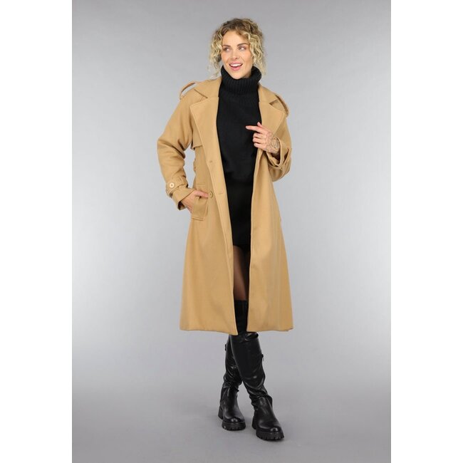 Kamelfarbener Trenchcoat mit Gürtel