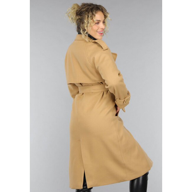 Kamelfarbener Trenchcoat mit Gürtel