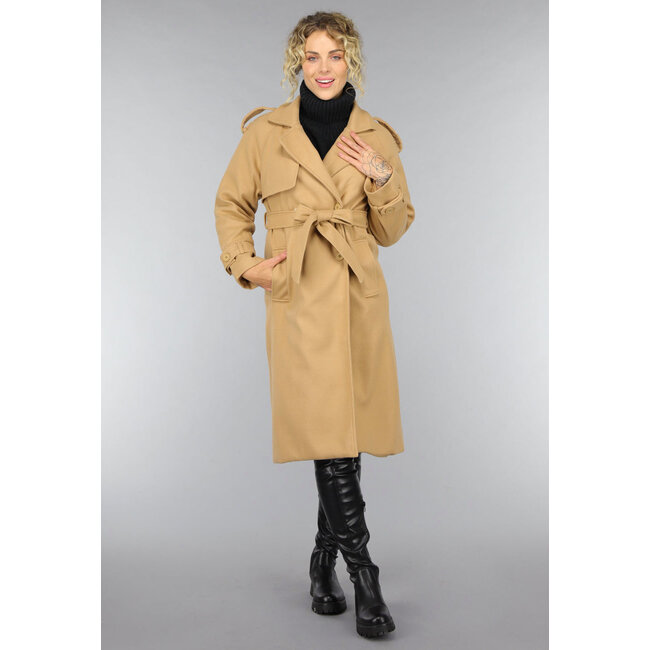 Kamelfarbener Trenchcoat mit Gürtel