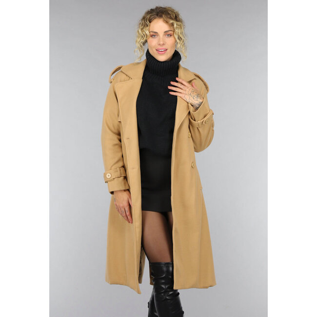 Kamelfarbener Trenchcoat mit Gürtel