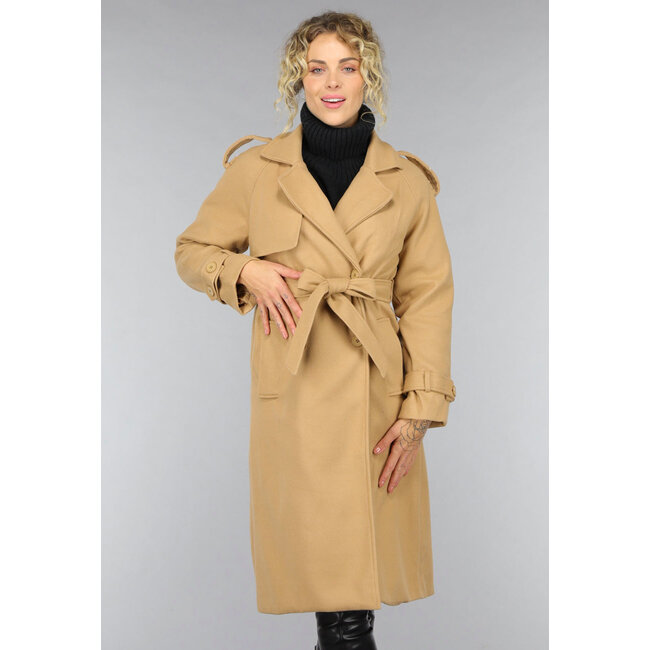 Kamelfarbener Trenchcoat mit Gürtel
