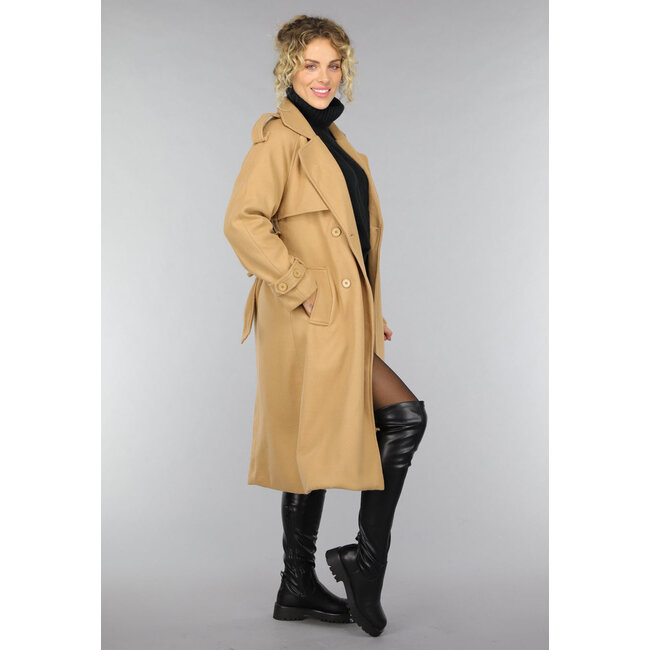 Kamelfarbener Trenchcoat mit Gürtel