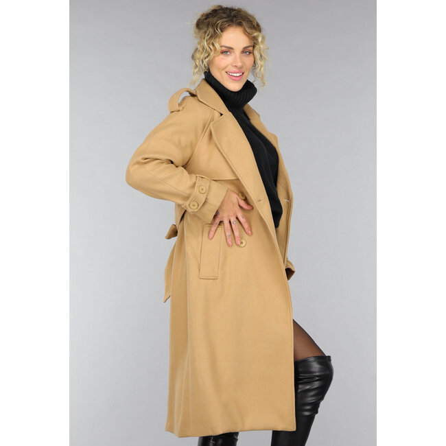 Kamelfarbener Trenchcoat mit Gürtel